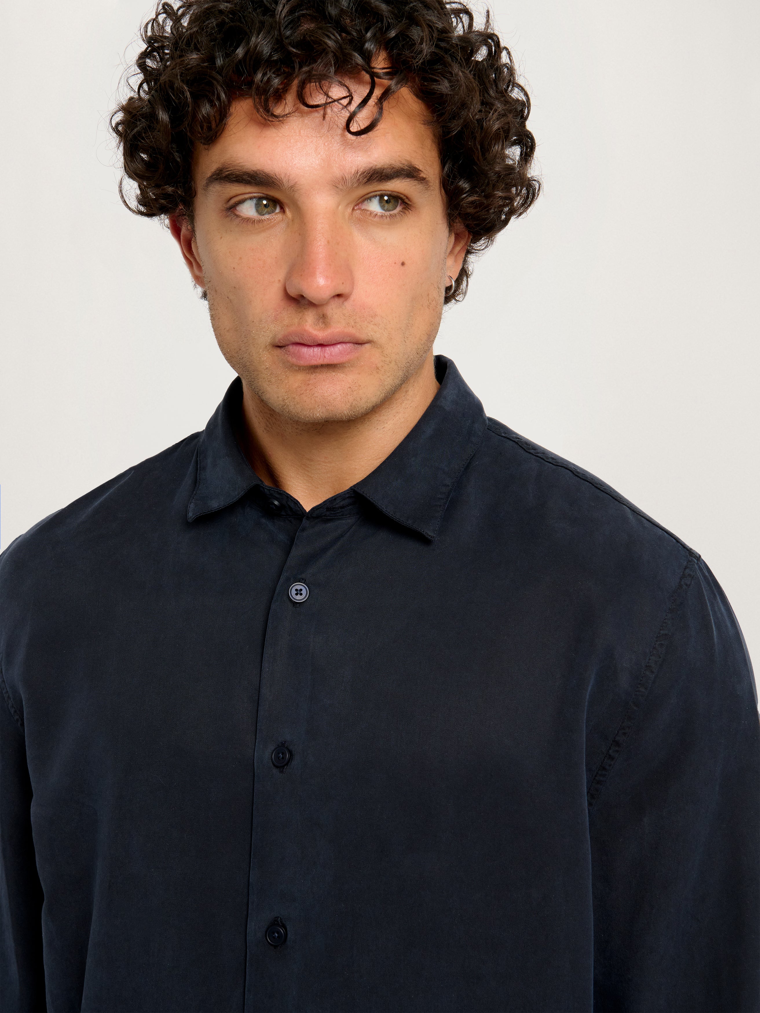The Relaxed Tencel Shirt || Navy | Tencel™ Lyocell - Image 4